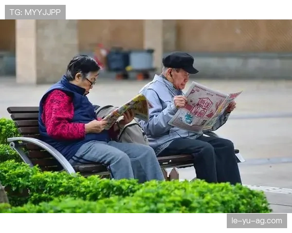 徐灿站街头像邻家小弟,手腕一露就让人想问这钱哪来的 徐灿站街头像邻家小弟,手腕一露就让人想问这钱哪来的